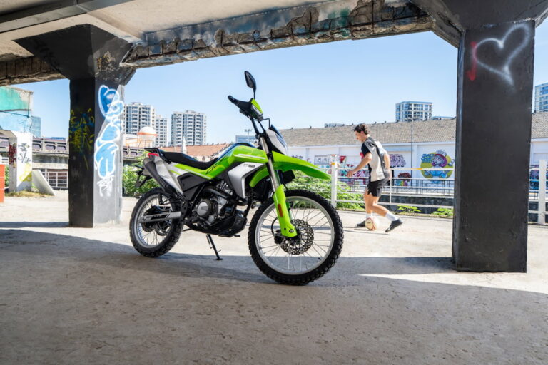 Imagem de destaque da CFMoto 250 Dual em um cenário de trilha leve, mostrando seu design aventureiro e robustez para uso misto.