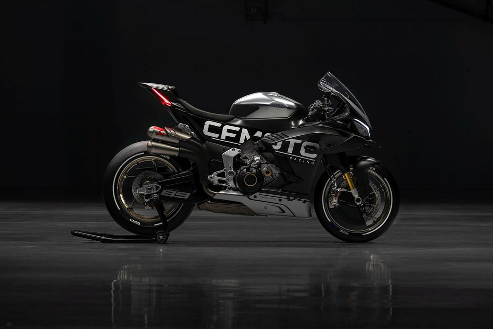 Duas motos CFMoto de corrida em ação na pista, destacando a aerodinâmica e o design de alta performance.