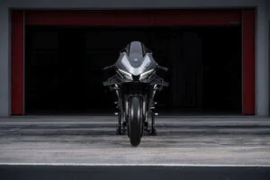 Duas motos CFMoto de corrida em ação na pista, destacando a aerodinâmica e o design de alta performance.