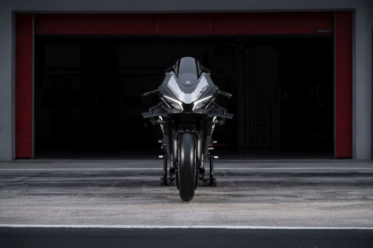 Duas motos CFMoto de corrida em ação na pista, destacando a aerodinâmica e o design de alta performance.