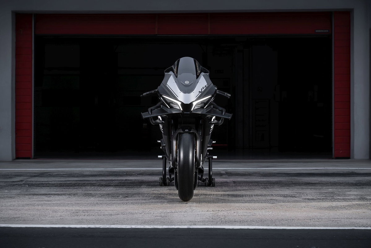 Duas motos CFMoto de corrida em ação na pista, destacando a aerodinâmica e o design de alta performance.