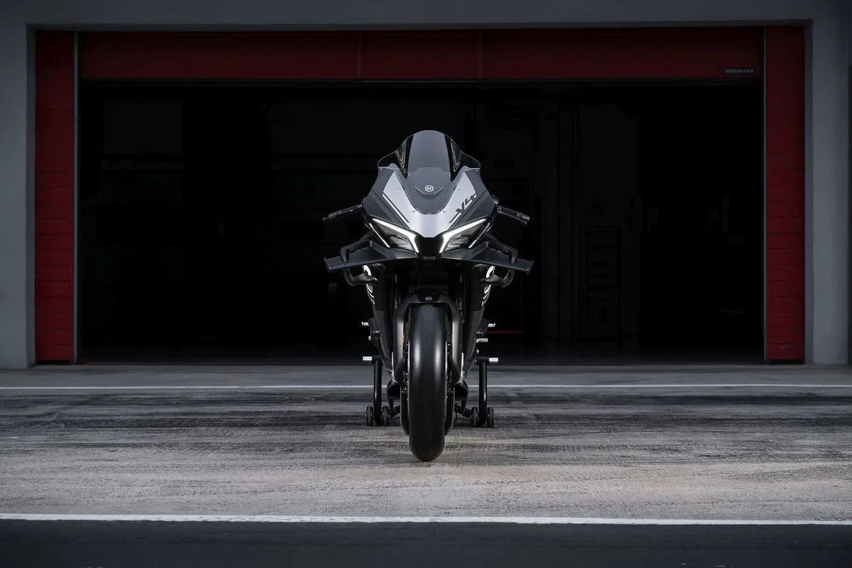 Duas motos CFMoto de corrida em ação na pista, destacando a aerodinâmica e o design de alta performance.