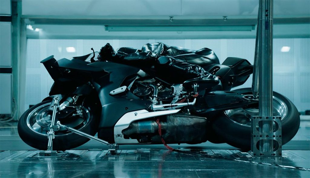 A CFMOTO V4 SR-RR em alta velocidade na pista de testes, exibindo o design aerodinâmico desenvolvido em parceria com a Pininfarina.