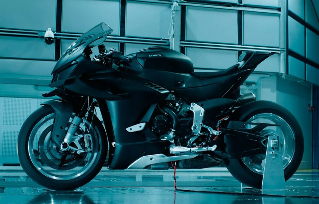 A CFMOTO V4 SR-RR em alta velocidade na pista de testes, exibindo o design aerodinâmico desenvolvido em parceria com a Pininfarina.