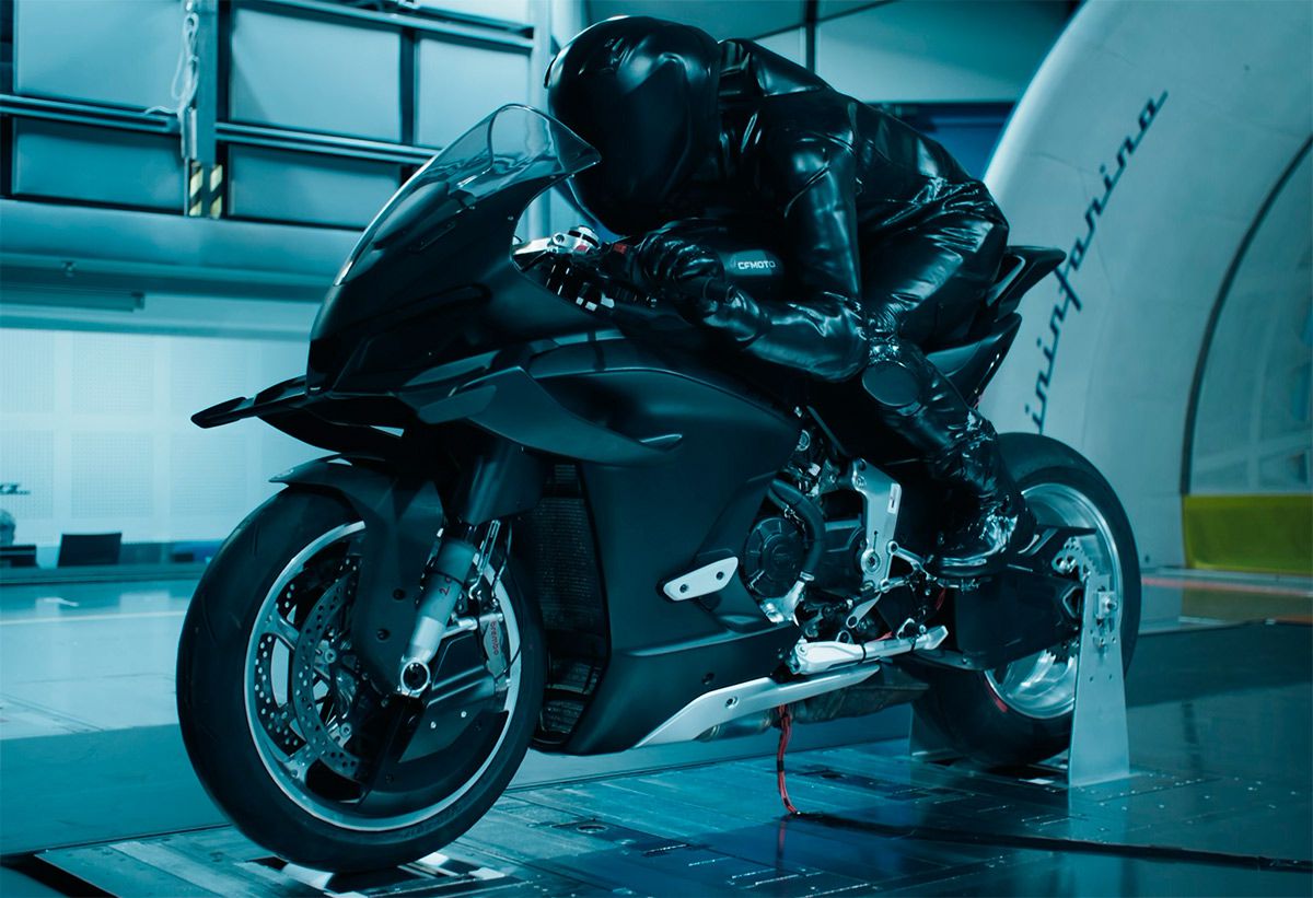 A CFMOTO V4 SR-RR em alta velocidade na pista de testes, exibindo o design aerodinâmico desenvolvido em parceria com a Pininfarina.