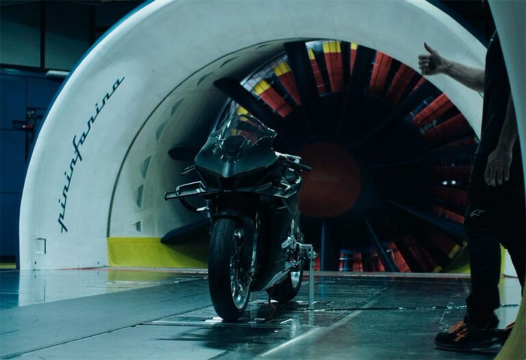 A CFMOTO V4 SR-RR em alta velocidade na pista de testes, exibindo o design aerodinâmico desenvolvido em parceria com a Pininfarina.