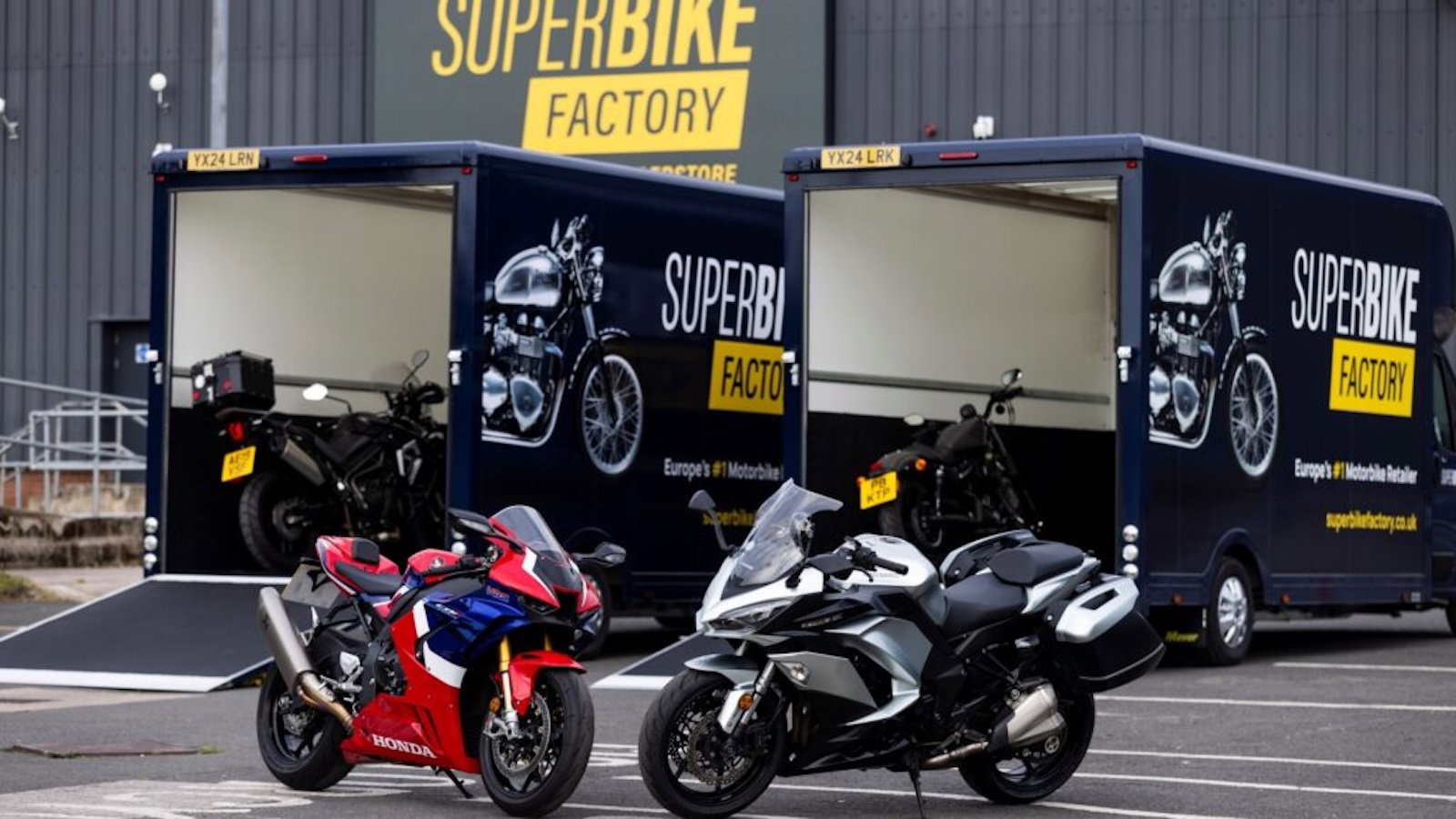 Fachada de uma grande concessionária de motos SuperBike Factory com diversos modelos expostos, retratando seu auge.