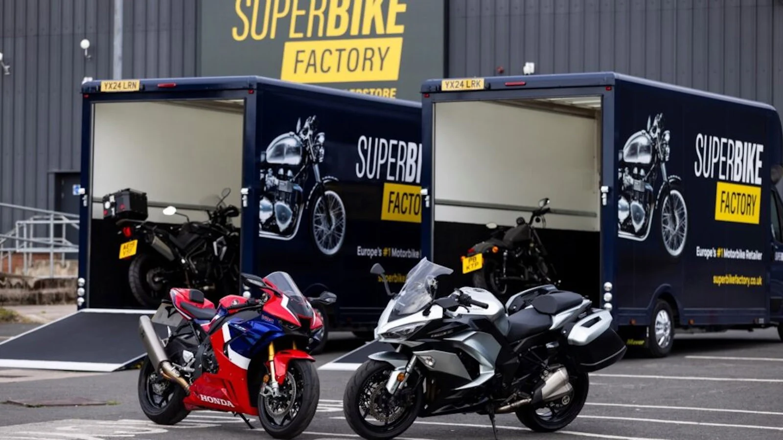 Fachada de uma grande concessionária de motos SuperBike Factory com diversos modelos expostos, retratando seu auge.