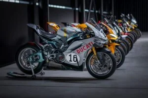Detalhe da frente de uma moto Ducati esportiva, com o logotipo característico em destaque, representando a possível aquisição da marca.