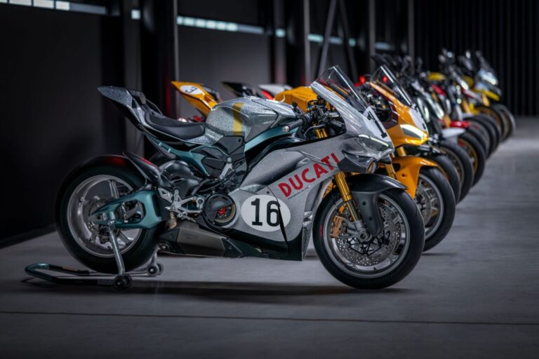 Detalhe da frente de uma moto Ducati esportiva, com o logotipo característico em destaque, representando a possível aquisição da marca.