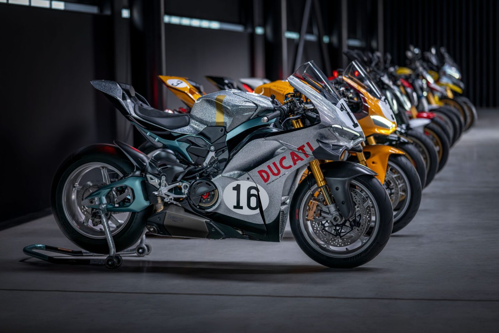 Detalhe da frente de uma moto Ducati esportiva, com o logotipo característico em destaque, representando a possível aquisição da marca.