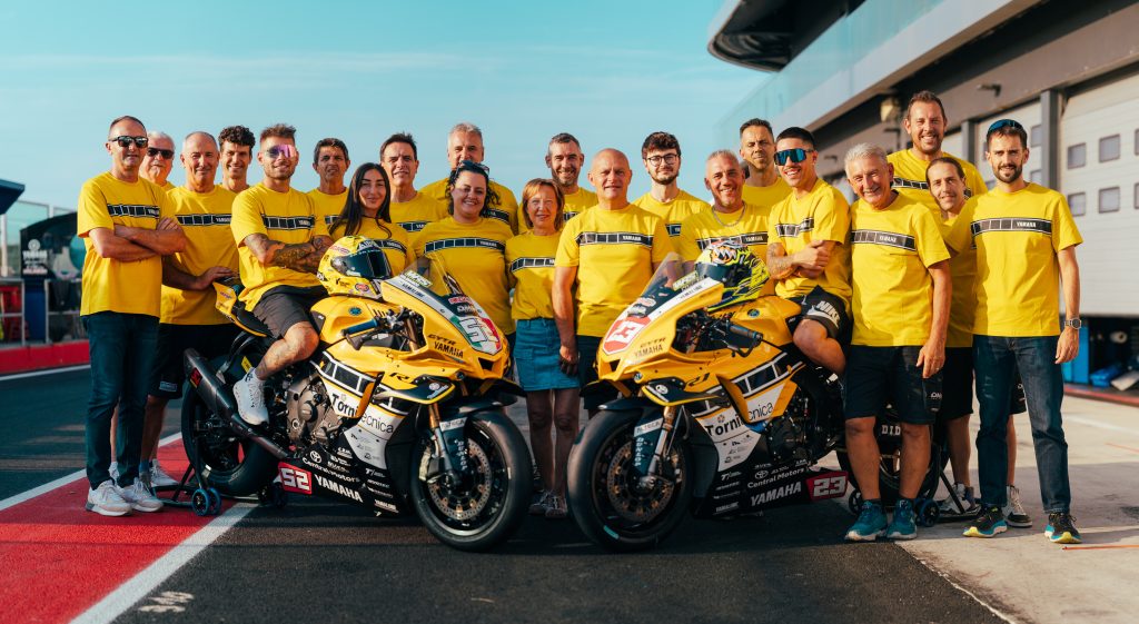 Detalhe da Yamaha R1 Superbike da equipe Yamaha DMR Racing com a pintura amarela e preta clássica de Kenny Roberts no Misano World Circuit.