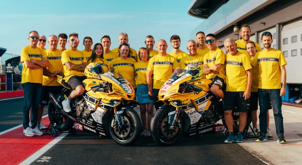 Detalhe da Yamaha R1 Superbike da equipe Yamaha DMR Racing com a pintura amarela e preta clássica de Kenny Roberts no Misano World Circuit.