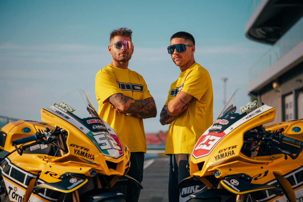 Detalhe da Yamaha R1 Superbike da equipe Yamaha DMR Racing com a pintura amarela e preta clássica de Kenny Roberts no Misano World Circuit.