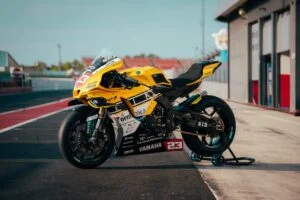 Detalhe da Yamaha R1 Superbike da equipe Yamaha DMR Racing com a pintura amarela e preta clássica de Kenny Roberts no Misano World Circuit.