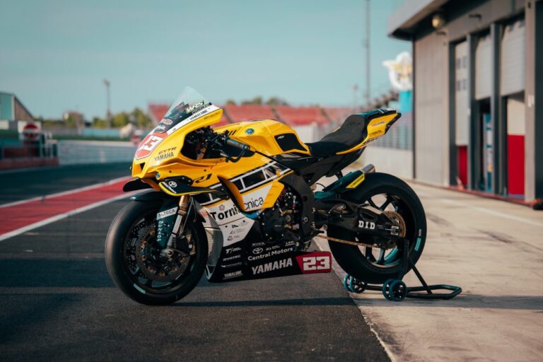 Detalhe da Yamaha R1 Superbike da equipe Yamaha DMR Racing com a pintura amarela e preta clássica de Kenny Roberts no Misano World Circuit.