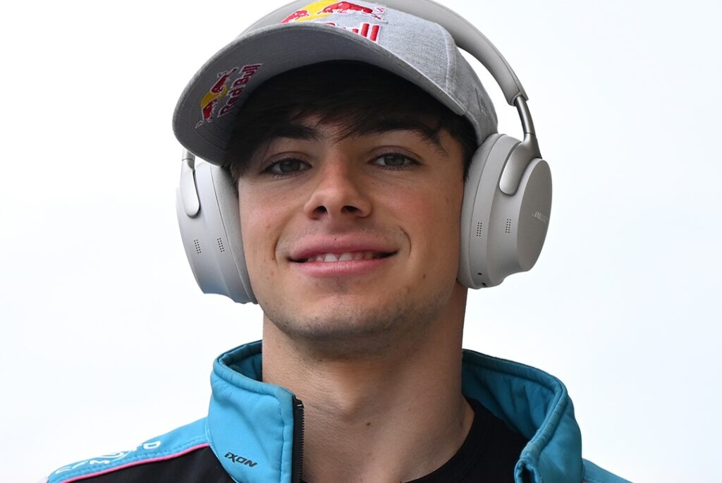 David Alonso, jovem piloto colombiano, em ação com sua moto de competição, representando a nova geração de talentos do MotoGP com a Honda.