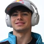David Alonso, jovem piloto colombiano, em ação com sua moto de competição, representando a nova geração de talentos do MotoGP com a Honda.