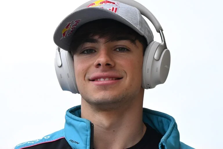 David Alonso, jovem piloto colombiano, em ação com sua moto de competição, representando a nova geração de talentos do MotoGP com a Honda.