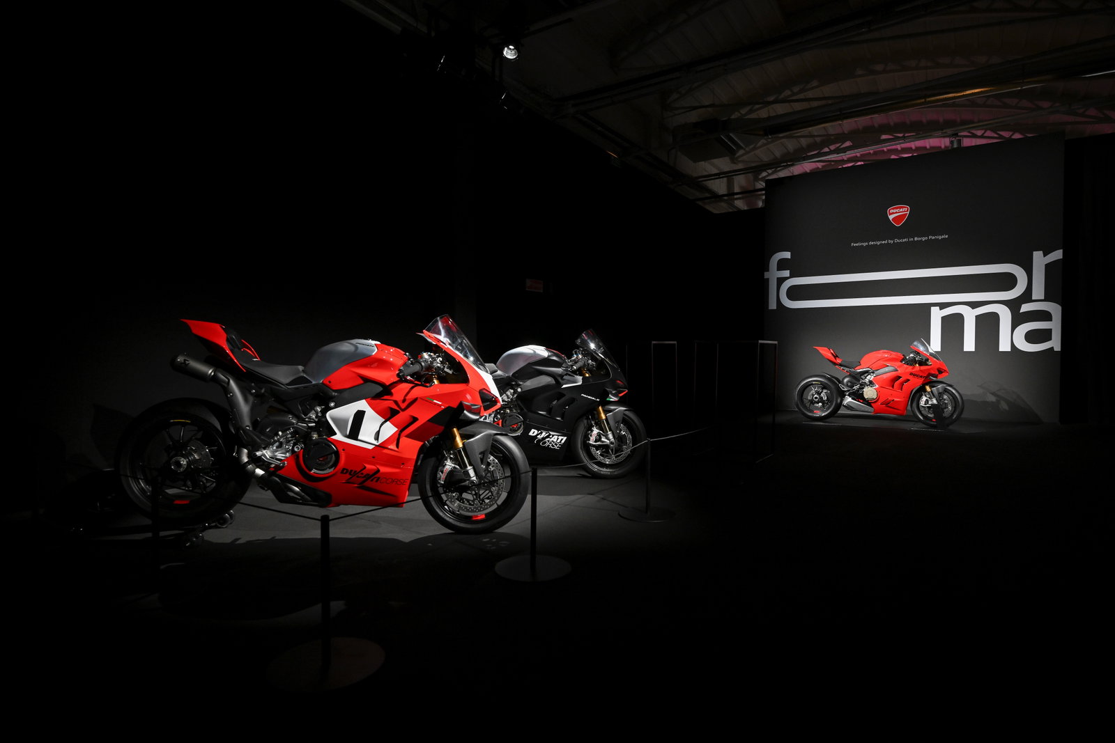 Claudio Domenicali, CEO da Ducati, durante uma conferência, discute o Desafio Motos Chinesas e a inovação no mercado de motocicletas.