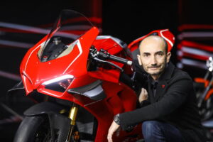 Claudio Domenicali, CEO da Ducati, durante uma conferência, discute o Desafio Motos Chinesas e a inovação no mercado de motocicletas.