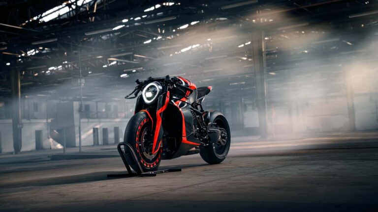 Visão detalhada da Diamond Atelier DA#22 Hyperbike, mostrando seu design aerodinâmico e o potente motor KTM LC8 V-twin exposto, em exibição no Goodwood Festival of Speed.