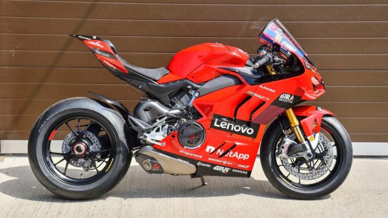 Ducati Panigale V4 S de edição limitada, réplica de MotoGP, exposta em evento, destacando sua pintura exclusiva e componentes de corrida.