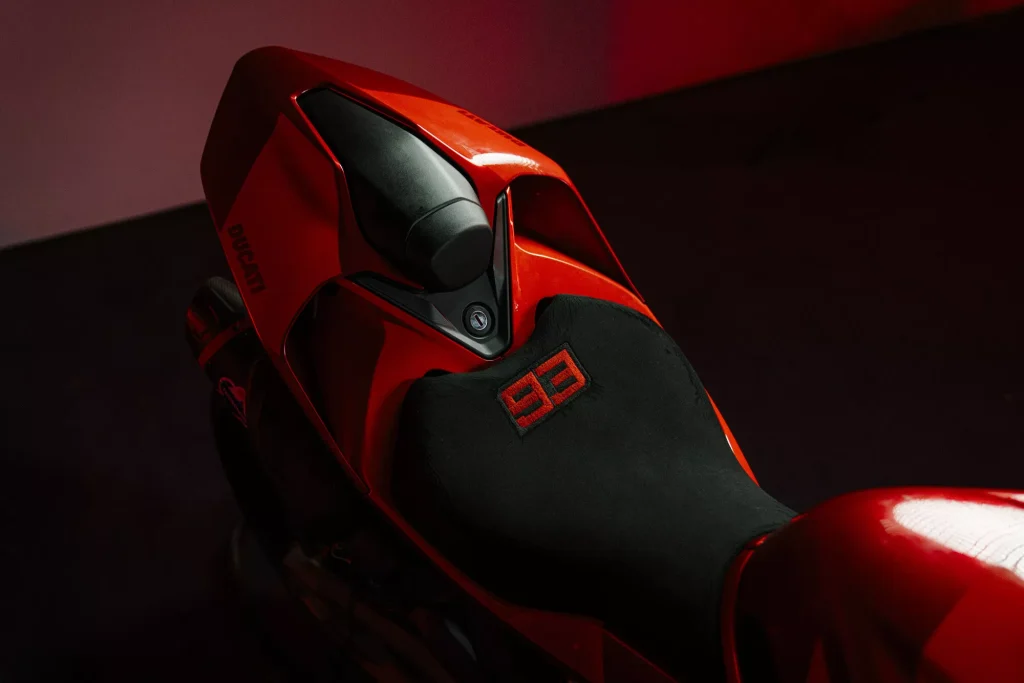 Ducati Panigale V2 Marc Márquez edição especial em uma pista, exibindo o design exclusivo e a esportividade da moto de alta performance.