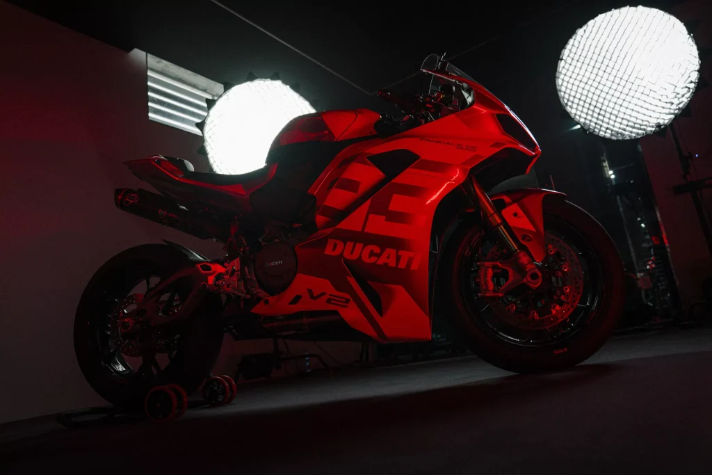 Ducati Panigale V2 Marc Márquez edição especial em uma pista, exibindo o design exclusivo e a esportividade da moto de alta performance.