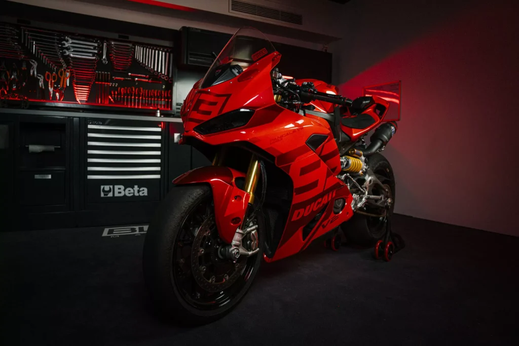 Ducati Panigale V2 Marc Márquez edição especial em uma pista, exibindo o design exclusivo e a esportividade da moto de alta performance.