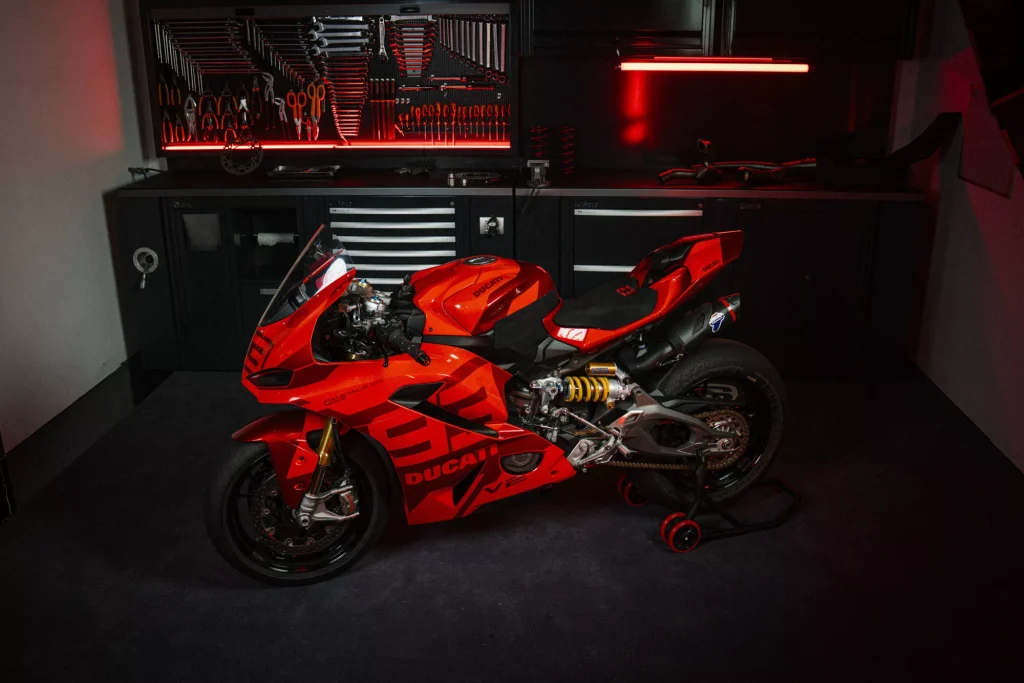 Ducati Panigale V2 Marc Márquez edição especial em uma pista, exibindo o design exclusivo e a esportividade da moto de alta performance.