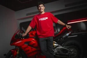 Ducati Panigale V2 Marc Márquez edição especial em uma pista, exibindo o design exclusivo e a esportividade da moto de alta performance.