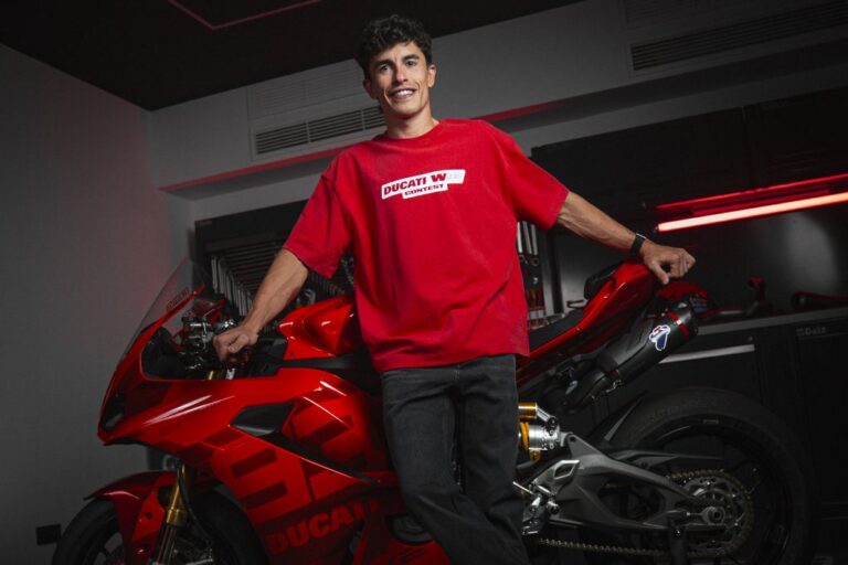 Ducati Panigale V2 Marc Márquez edição especial em uma pista, exibindo o design exclusivo e a esportividade da moto de alta performance.