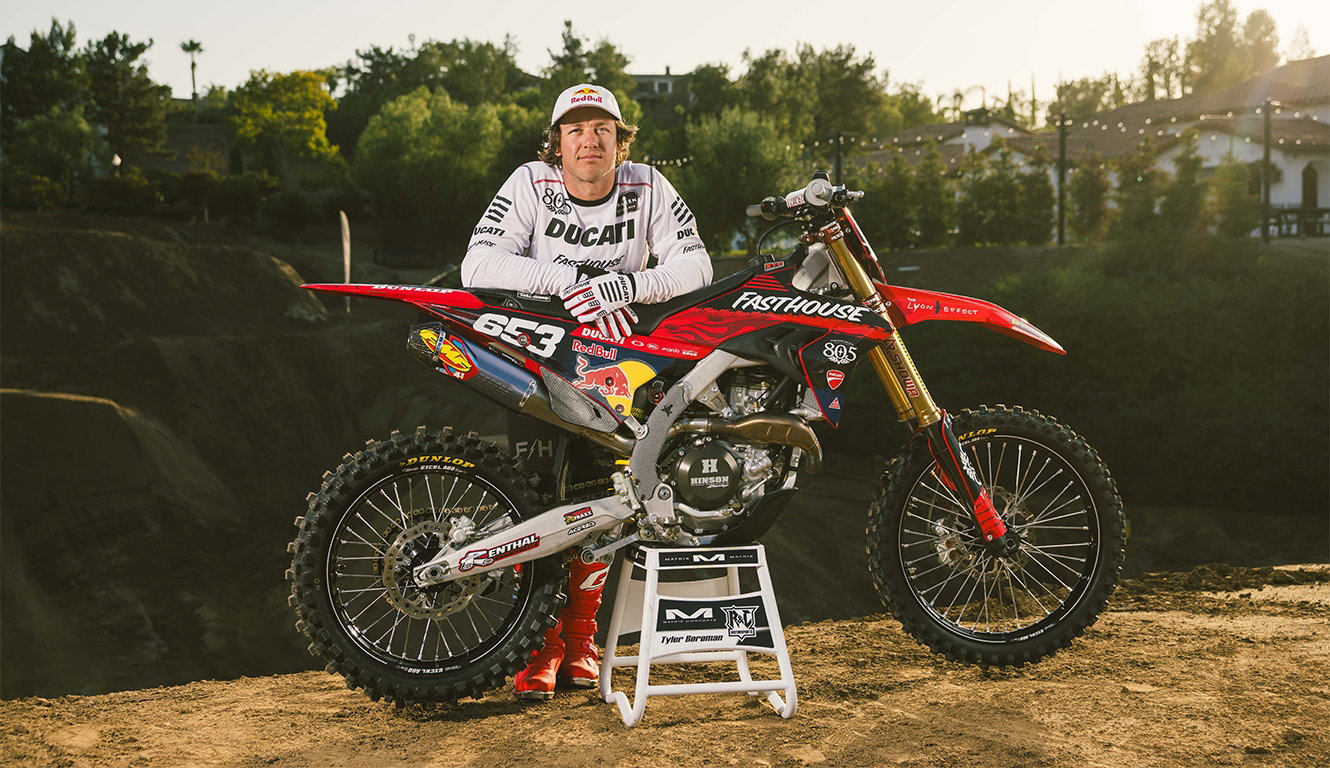 Tyler Bereman realizando um salto espetacular com a Ducati Desmo450 MX durante o X Games.