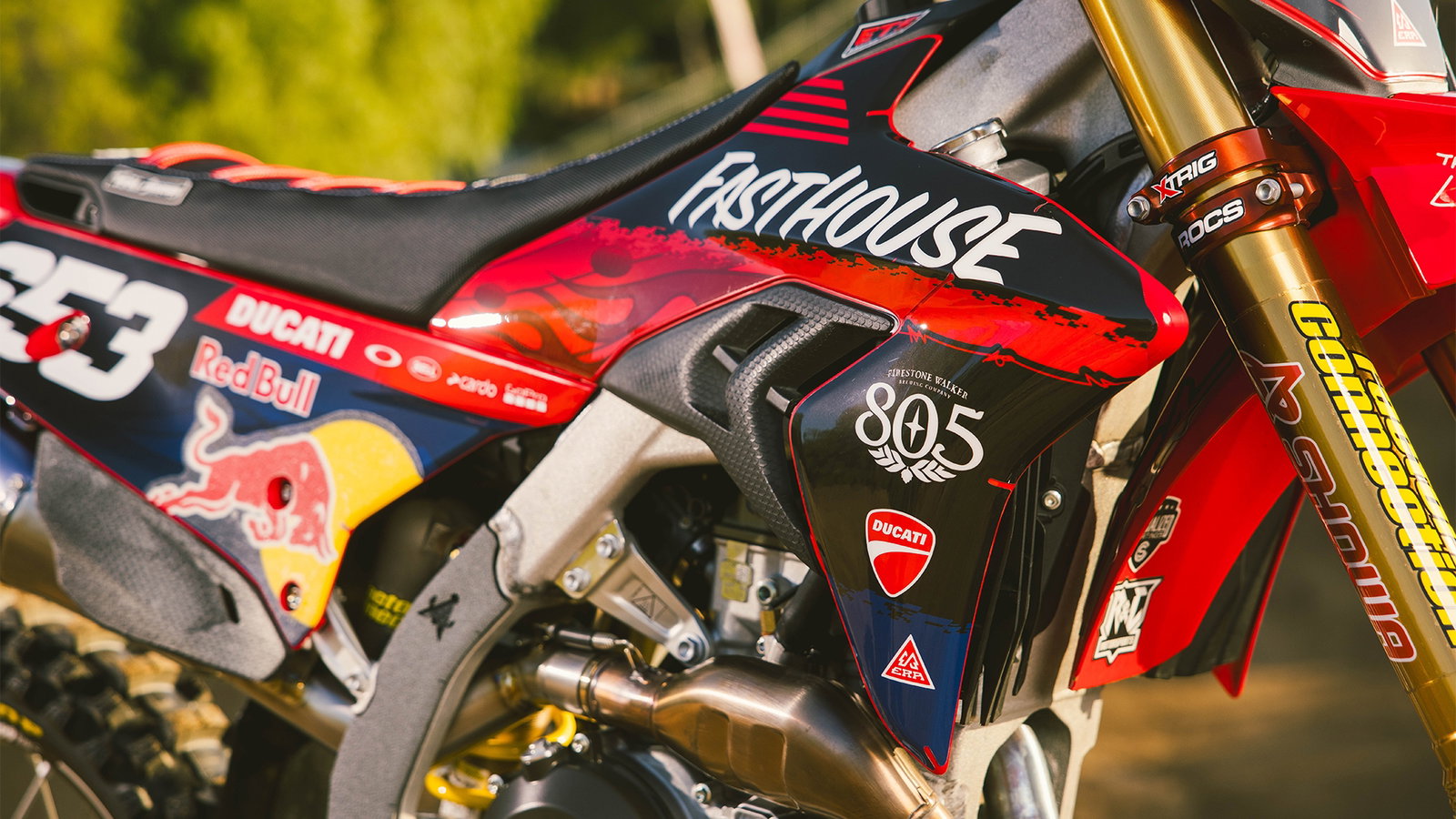 Tyler Bereman realizando um salto espetacular com a Ducati Desmo450 MX durante o X Games.