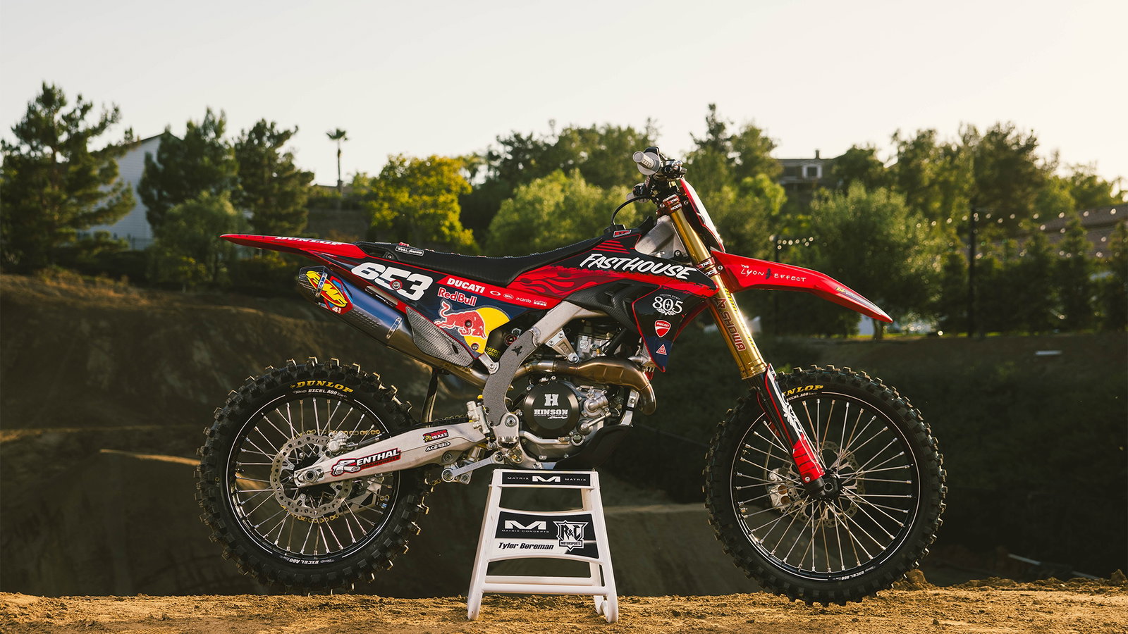 Tyler Bereman realizando um salto espetacular com a Ducati Desmo450 MX durante o X Games.