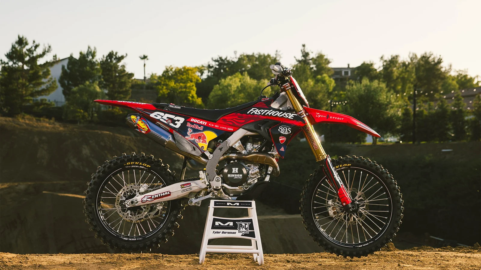 Tyler Bereman realizando um salto espetacular com a Ducati Desmo450 MX durante o X Games.