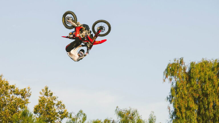 Tyler Bereman realizando um salto espetacular com a Ducati Desmo450 MX durante o X Games.