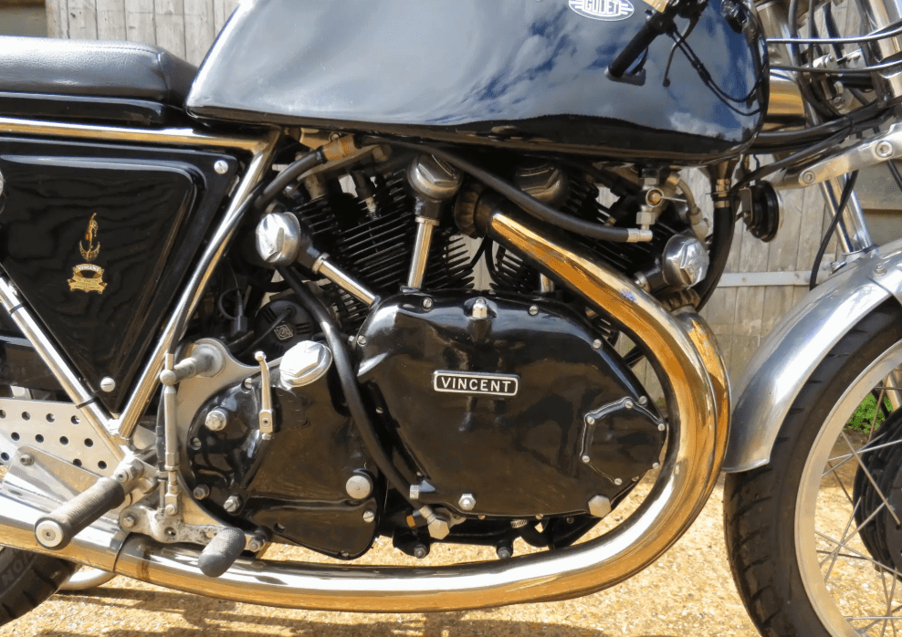 Detalhes de uma Egli-Vincent Sport GT 1330cc, destacando o motor V-Twin e o quadro customizado Egli, em um leilão de motocicletas clássicas no Reino Unido.