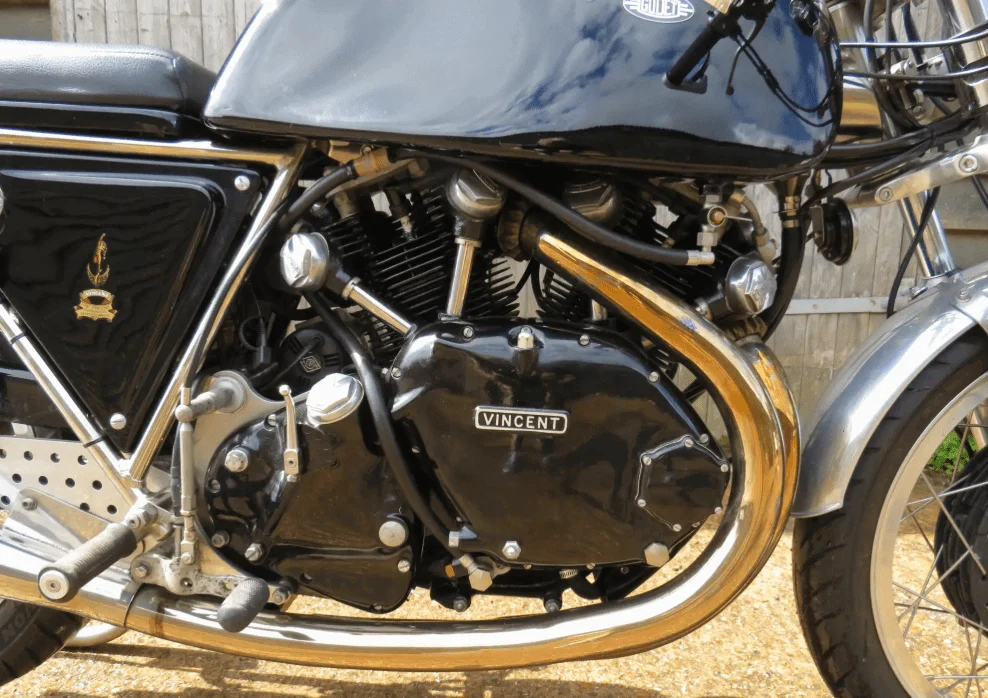 Detalhes de uma Egli-Vincent Sport GT 1330cc, destacando o motor V-Twin e o quadro customizado Egli, em um leilão de motocicletas clássicas no Reino Unido.