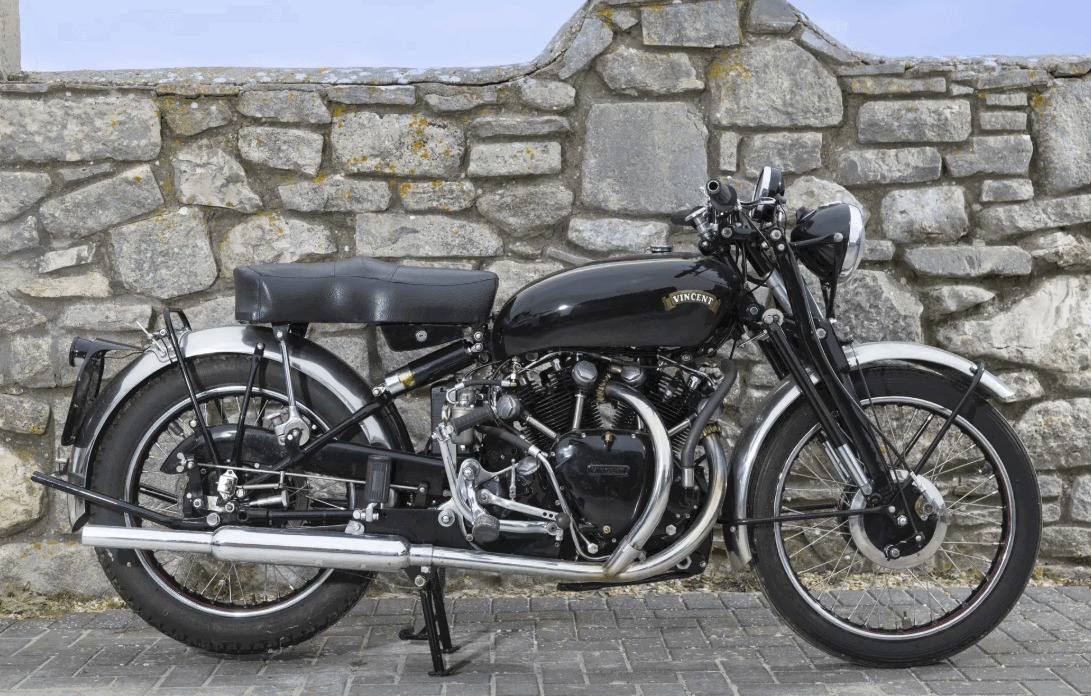 Detalhes de uma Egli-Vincent Sport GT 1330cc, destacando o motor V-Twin e o quadro customizado Egli, em um leilão de motocicletas clássicas no Reino Unido.
