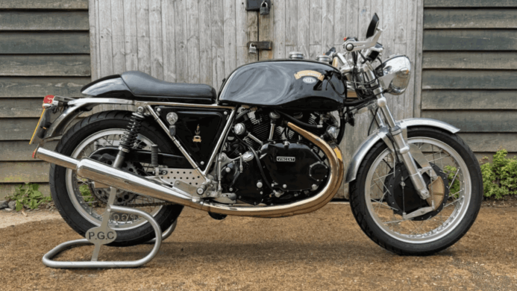 Detalhes de uma Egli-Vincent Sport GT 1330cc, destacando o motor V-Twin e o quadro customizado Egli, em um leilão de motocicletas clássicas no Reino Unido.