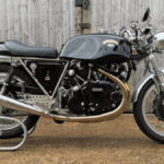 Detalhes de uma Egli-Vincent Sport GT 1330cc, destacando o motor V-Twin e o quadro customizado Egli, em um leilão de motocicletas clássicas no Reino Unido.