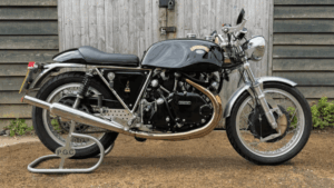 Detalhes de uma Egli-Vincent Sport GT 1330cc, destacando o motor V-Twin e o quadro customizado Egli, em um leilão de motocicletas clássicas no Reino Unido.