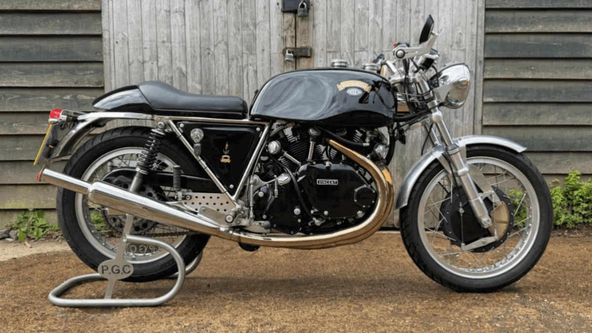 Detalhes de uma Egli-Vincent Sport GT 1330cc, destacando o motor V-Twin e o quadro customizado Egli, em um leilão de motocicletas clássicas no Reino Unido.