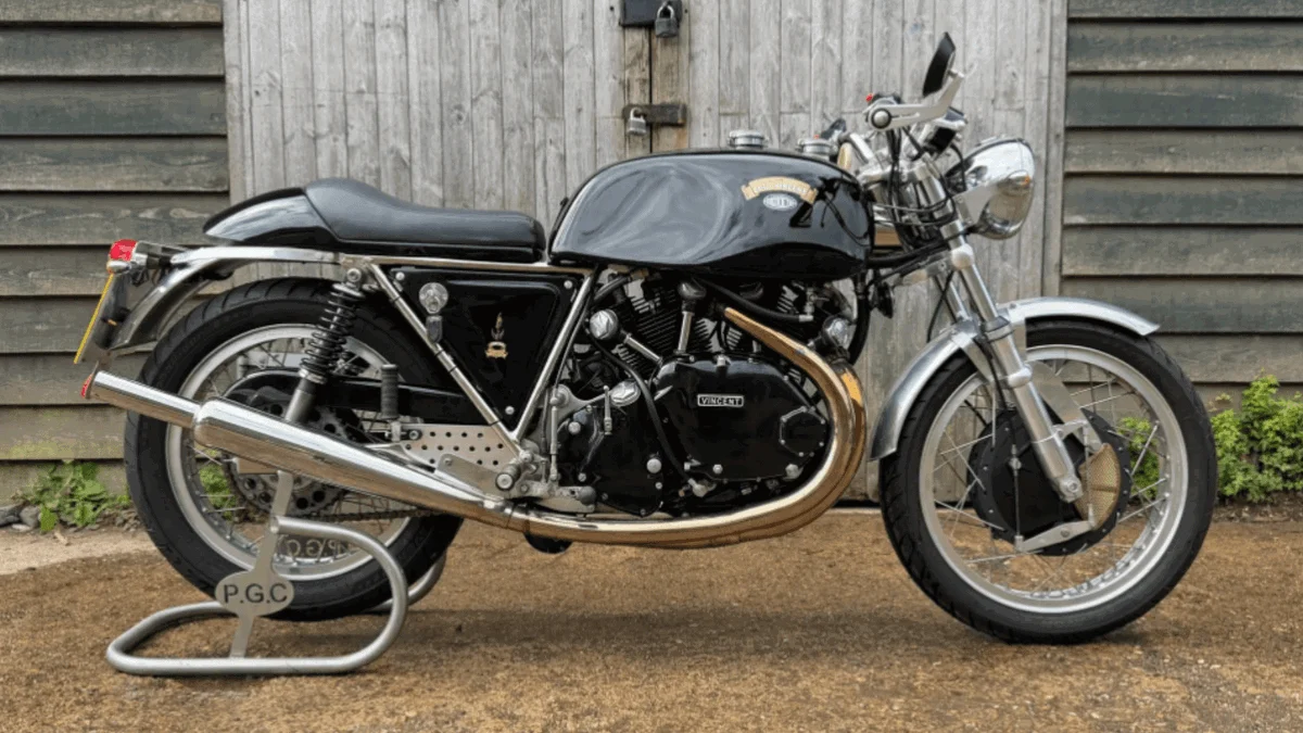 Detalhes de uma Egli-Vincent Sport GT 1330cc, destacando o motor V-Twin e o quadro customizado Egli, em um leilão de motocicletas clássicas no Reino Unido.