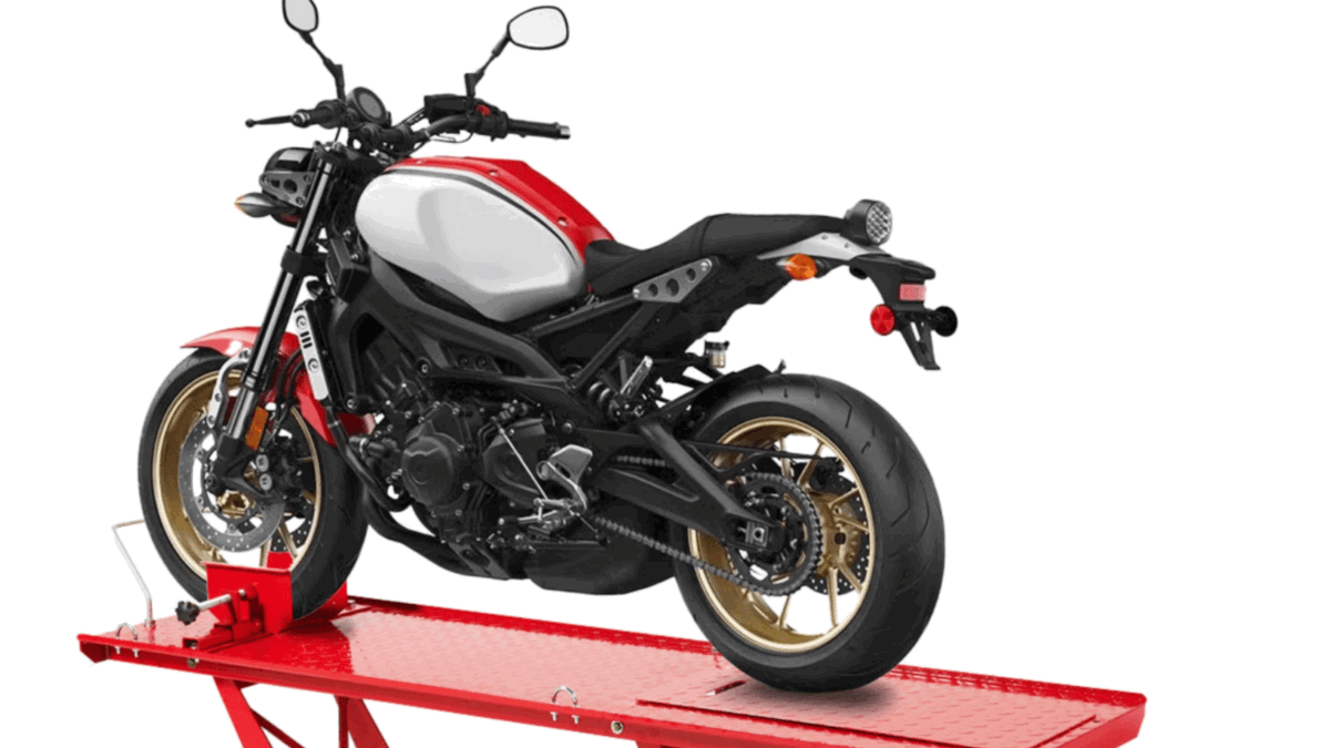 Detalhe do elevador de moto Clarke CML7 360kg em uso, destacando sua robustez e design funcional para manutenção.