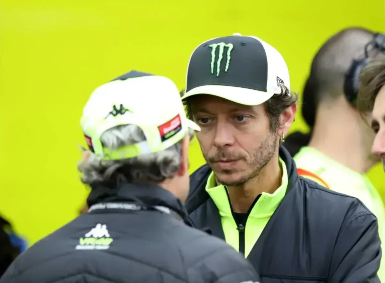 Valentino Rossi, Pecco Bagnaia e Marco Bezzecchi recebem o título de embaixadores da diplomacia desportiva italiana em Roma, simbolizando a paixão e o legado do motociclismo no país.