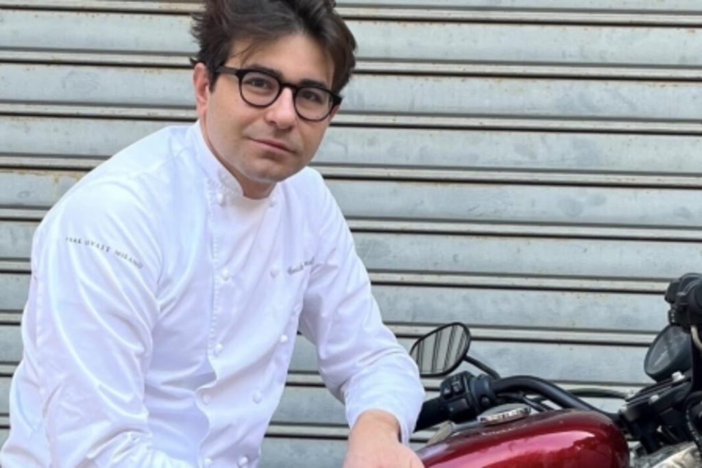 Imagem ilustrativa de um engenheiro trabalhando em um projeto de motocicleta Ducati Scrambler e, em contraste, um chef renomado preparando um prato gourmet em uma cozinha de luxo, simbolizando a transição de Guido Paternollo.