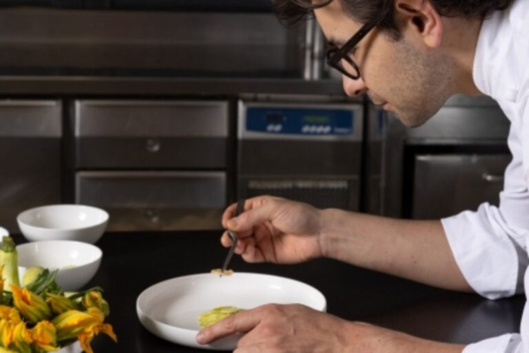 Imagem ilustrativa de um engenheiro trabalhando em um projeto de motocicleta Ducati Scrambler e, em contraste, um chef renomado preparando um prato gourmet em uma cozinha de luxo, simbolizando a transição de Guido Paternollo.